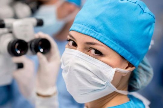 врач проводит операцию